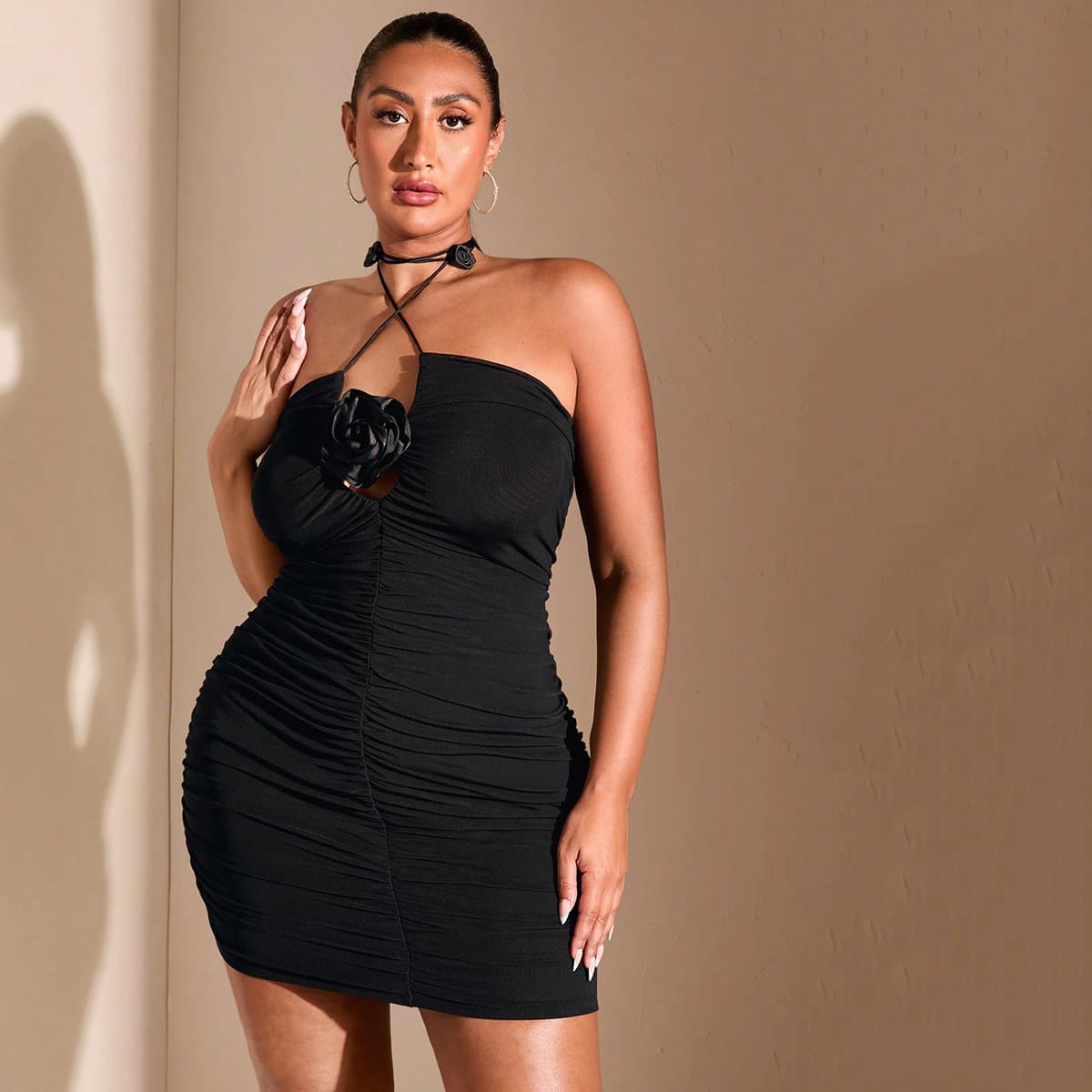 Robe Ã fleurs 3D noire romantique de grande taille pour une escapade romantique. Robe moulante en maille mini ou maxi avec lacets croisÃ©s sexy et